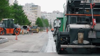 Sokakta çalışan yol kaldırım makinesi..