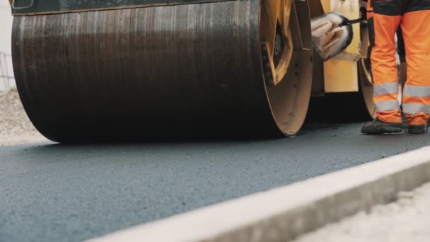 Реконструкція Доріг Важкі Вібрації Дорожній Каток Укладання Гарячого Асфальту — стокове відео