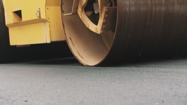 Αναδόμηση Δρόμου Βαριά Δόνηση Οδοστρωτήρα Στοίβαγμα Καυτή Άσφαλτο — Αρχείο Βίντεο