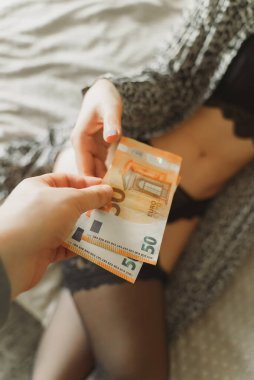 Erkek kadına iyi harcanan zaman için para verir..