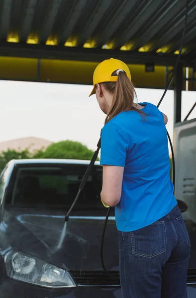 Donna Uniforme Pulizia Auto Con Acqua Alta Pressione Servizio Autolavaggio — Foto Stock