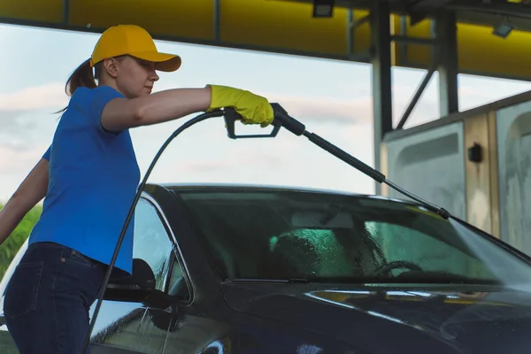 Mulher Carro Limpeza Uniforme Usando Água Alta Pressão Serviço Lavagem — Fotografia de Stock