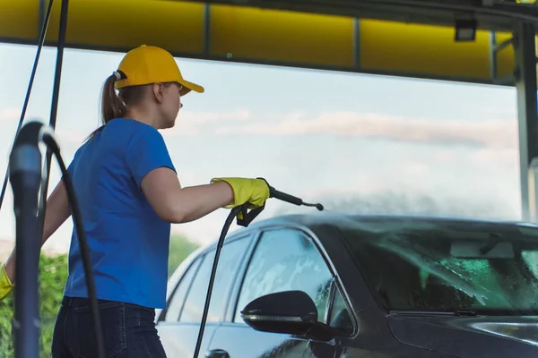 Woman Uniform Cleaning Car Using High Pressure Water Car Wash — Stock Photo, Image