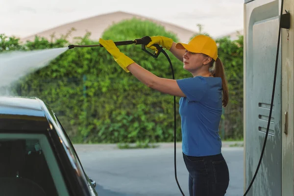 Üniformalı Bir Kadın Yüksek Basınçlı Kullanarak Araba Temizliyor Araba Yıkama — Stok fotoğraf