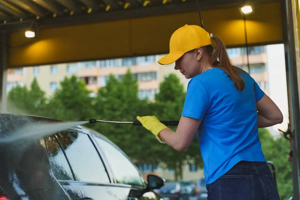 Donna Uniforme Pulizia Auto Con Acqua Alta Pressione Servizio Autolavaggio — Foto Stock