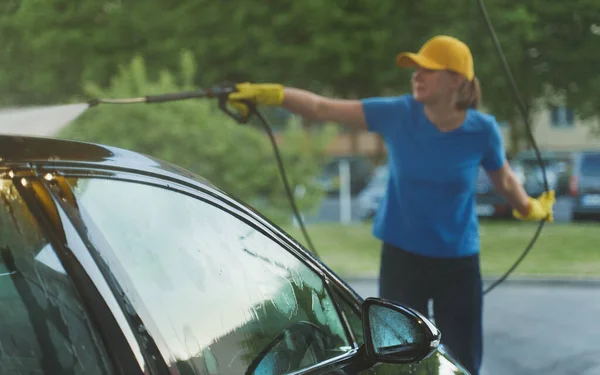 Donna Uniforme Pulizia Auto Con Acqua Alta Pressione Servizio Autolavaggio — Foto Stock