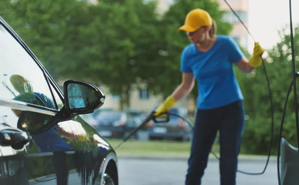 Žena Uniformě Čistící Auto Pomocí Vysokotlaké Vody Služba Mytí Aut — Stock fotografie