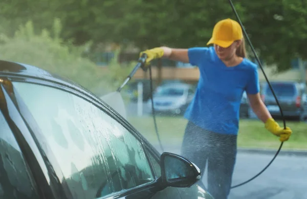 Vrouw Uniform Schoonmaakauto Met Hogedrukwater Autowasservice — Stockfoto