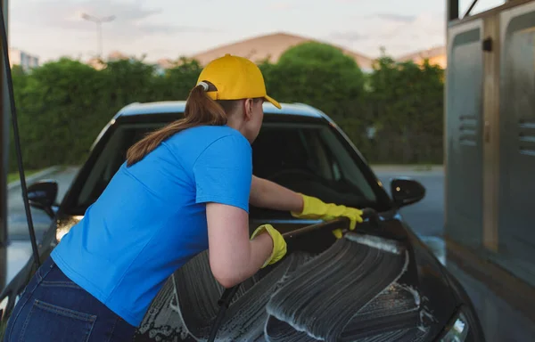 Üniformalı Bir Kadın Fırçayla Arabayı Temizliyor Araba Yıkama Servisi — Stok fotoğraf