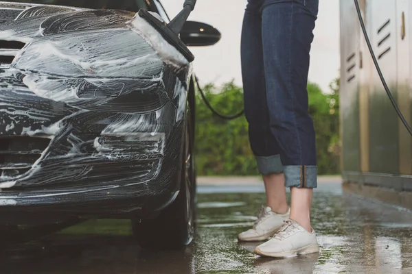 Frau Uniform Putzt Auto Mit Bürste Autowäsche — Stockfoto