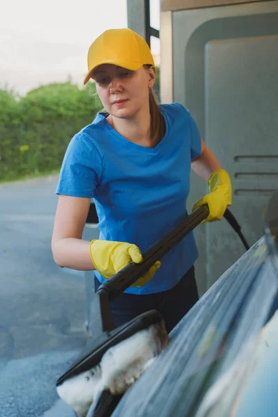 Kobieta Mundurze Czyści Samochód Szczotką Usługa Mycia Samochodów — Zdjęcie stockowe