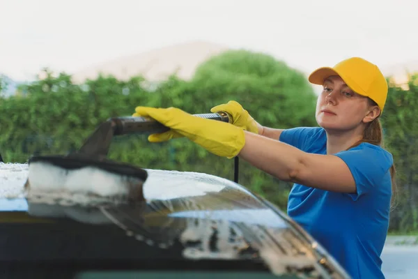 Woman Uniform Cleaning Car Brush Car Wash Service — Stock Photo, Image