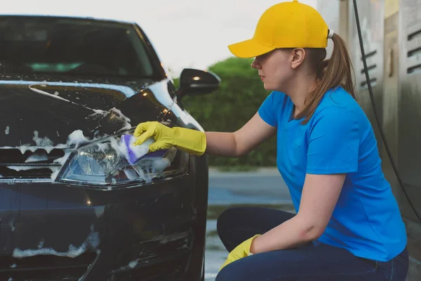 Donna Uniforme Pulizia Auto Con Spugna Servizio Autolavaggio — Foto Stock