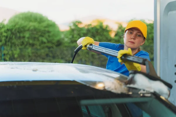 Donna Uniforme Pulizia Auto Con Spazzola Servizio Autolavaggio — Foto Stock