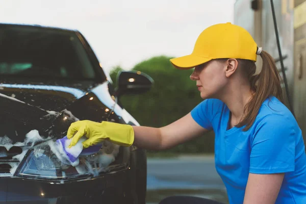 Žena Uniformě Čistící Auto Houbou Služba Mytí Aut — Stock fotografie