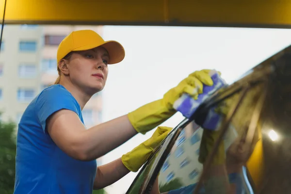 Frau Uniform Putzt Auto Mit Schwamm Autowäsche — Stockfoto