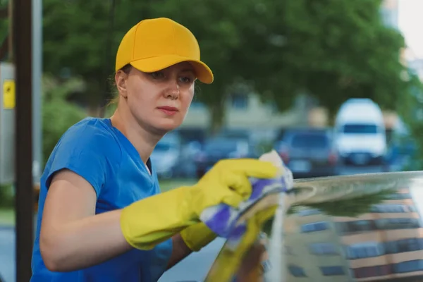 Donna Uniforme Pulizia Auto Con Spugna Servizio Autolavaggio — Foto Stock