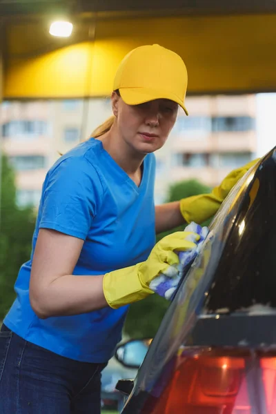 Mujer Uniforme Limpiando Coche Con Esponja Servicio Lavado Coches —  Fotos de Stock