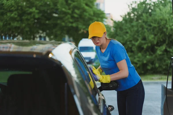 Üniformalı Bir Kadın Süngerle Araba Temizliyor Araba Yıkama Servisi — Stok fotoğraf