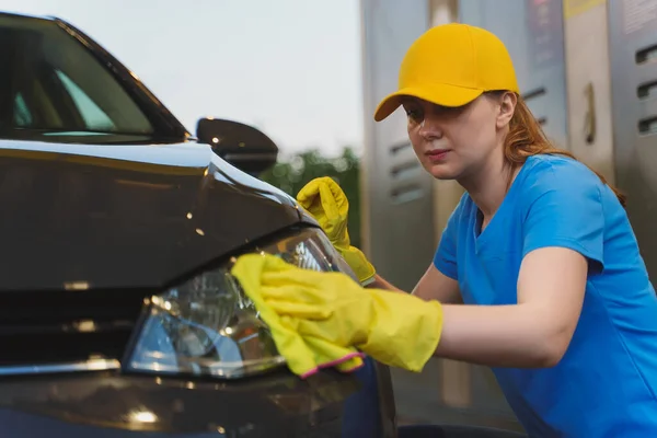 Frauen Uniform Polieren Auto Mit Teppich Autowäsche — Stockfoto