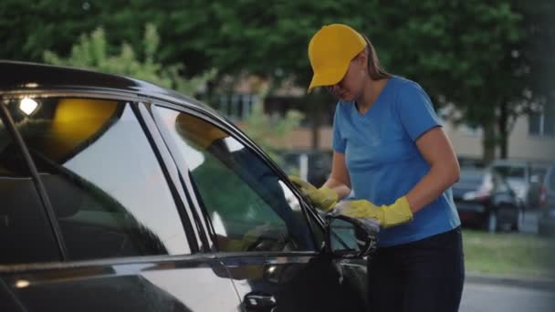 Femme Uniforme Voiture Nettoyage Avec Éponge Service Lavage Voiture — Video