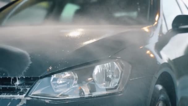 Mulher Carro Limpeza Uniforme Usando Água Alta Pressão Serviço Lavagem — Vídeo de Stock