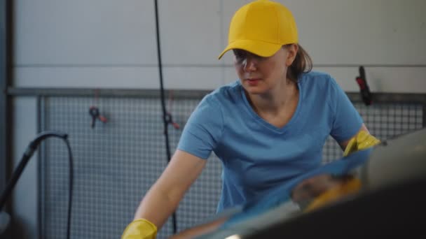 Frau Uniform Putzt Auto Mit Schwamm Autowäsche — Stockvideo