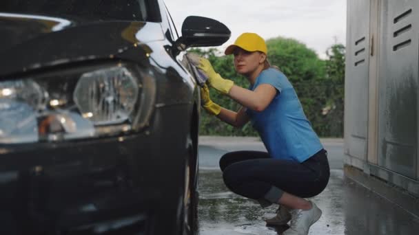 Mulher Carro Limpeza Uniforme Com Esponja Serviço Lavagem Carro — Vídeo de Stock