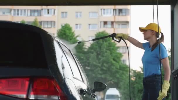 Egyenruhás Nagynyomású Vízzel Tisztítja Kocsit Autómosás — Stock videók