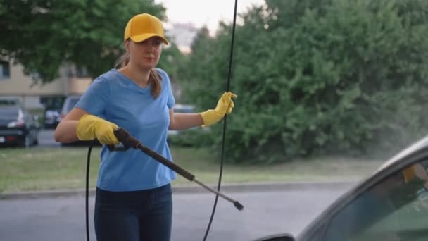 Kvinna Uniform Rengöring Bil Med Hjälp Högtrycksvatten Biltvättservice — Stockvideo