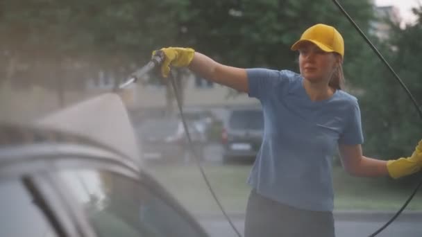 Mujer Coche Limpieza Uniforme Usando Agua Alta Presión Servicio Lavado — Vídeo de stock