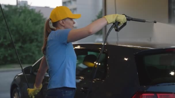 Frau Uniform Reinigt Auto Mit Hochdruckwasser Autowäsche — Stockvideo