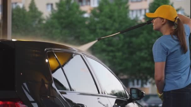 Жінка Уніформі Прибирає Автомобіль Використовуючи Воду Високого Тиску Послуги Мийки — стокове відео