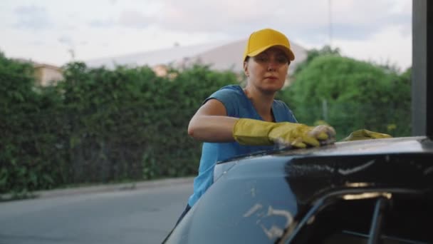 スポンジで均一な清掃車の中の女性 洗車サービス — ストック動画