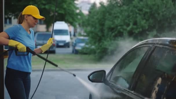 Женщина Униформе Моет Машину Используя Воду Высокого Давления Автомойка — стоковое видео