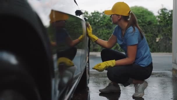 Kobieta Mundurze Czyści Samochód Gąbką Usługa Mycia Samochodów — Wideo stockowe
