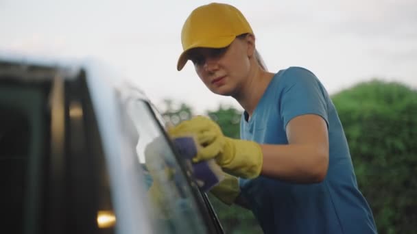 Mujer Uniforme Limpiando Coche Con Esponja Servicio Lavado Coches — Vídeo de stock