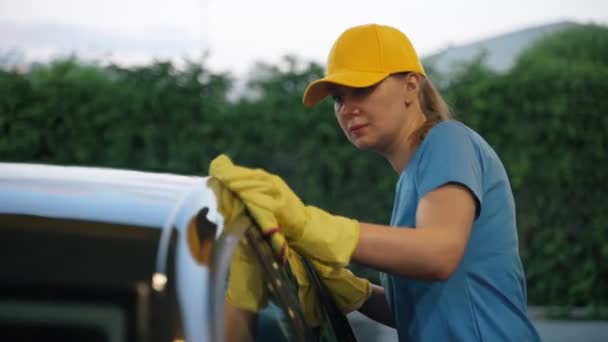 Mujeres Coche Pulido Uniforme Con Alfombra Servicio Lavado Coches — Vídeos de Stock