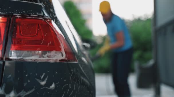 Woman Uniform Cleaning Car Brush Car Wash Service — Stock Video