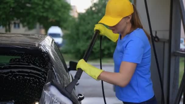 Kobieta Mundurze Czyści Samochód Szczotką Usługa Mycia Samochodów — Wideo stockowe