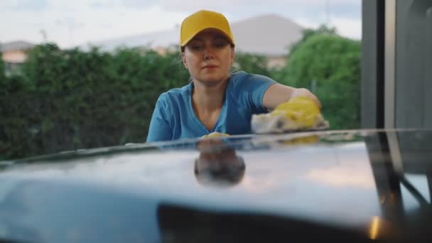 スポンジで均一な清掃車の中の女性 洗車サービス — ストック動画