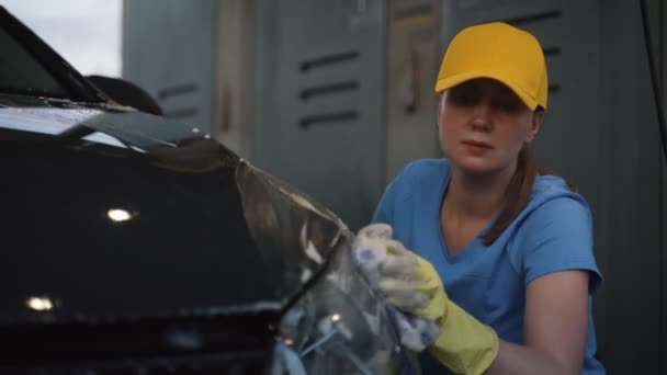 Mulher Carro Limpeza Uniforme Com Esponja Serviço Lavagem Carro — Vídeo de Stock