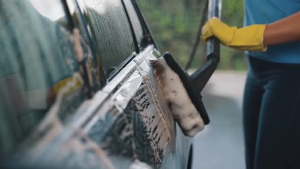 Mulher Carro Limpeza Uniforme Com Escova Serviço Lavagem Carro — Vídeo de Stock