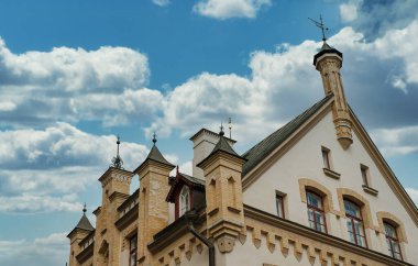 Eski Tallinn 'in kalbindeki güzel antik bina.