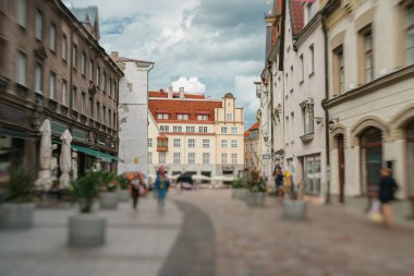 Kullassepa Caddesi eski Tallinn belediye binasına çıkıyor..