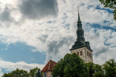 Eski Tallinn 'deki Aziz Niklas Kilisesi manzarası.