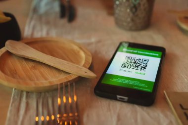 Lokantada aşılama sertifikalı akıllı telefon uygulaması. Durum geçerlidir.