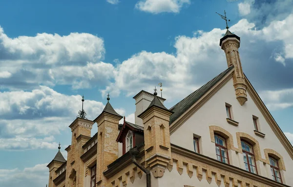 Eski Tallinn 'in kalbindeki güzel antik bina.