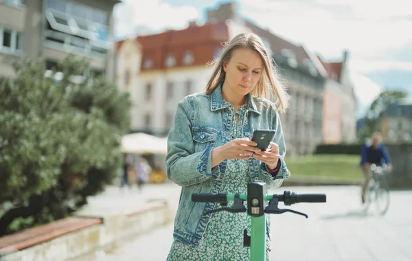 Mujer Usando Aplicación Teléfono Inteligente Para Desbloquear Scooter Eléctrico Calle — Foto de Stock