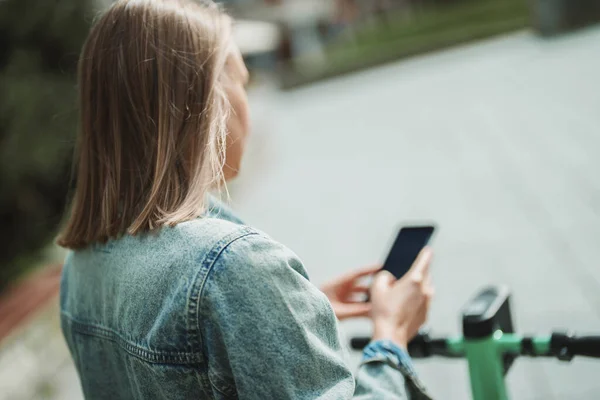 Frau Nutzt App Auf Smartphone Elektroroller Auf Der Straße Entsperren — Stockfoto